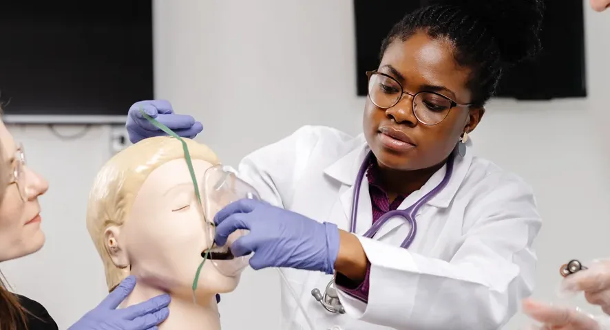 respiratory therapy students training on mannequin
